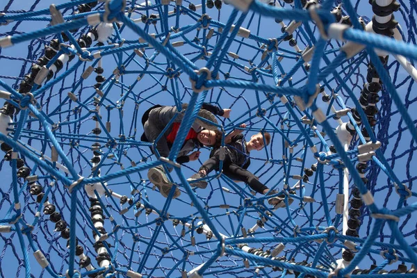 Tonåringar Klättrar Rep Sommarpark — Stockfoto