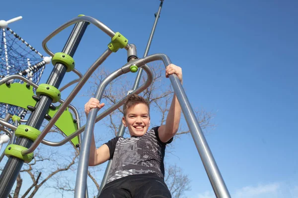 Vidám Tinédzser Hintázik Parkban Játszótéren Gyerek Egy Nyári Séta Szabadtéri — Stock Fotó
