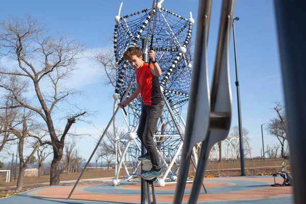 Fröhlicher Teenager Schwingt Auf Einer Schaukel Park Spielplatz Kind Auf — Stockfoto