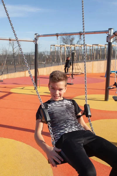 Vidám Tinédzser Hintázik Parkban Játszótéren Gyerek Egy Nyári Séta Szabadtéri — Stock Fotó