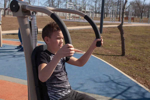Подросток Тренируется Летнем Парке Ребенок Занимается Тренажерами Спортом Открытом Воздухе — стоковое фото