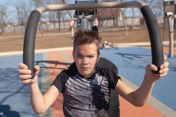 Adolescente Está Entrenando Parque Verano Niño Dedica Simuladores Deportes Aire — Foto de Stock