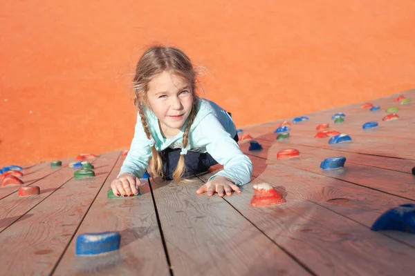 Het Kind Klimt Muur Klimmen Kinderen Rotsklimmer Speelplaats — Stockfoto