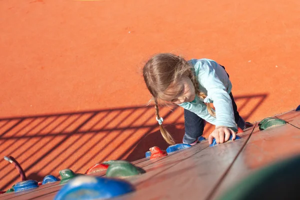 Het Kind Klimt Muur Klimmen Kinderen Rotsklimmer Speelplaats — Stockfoto