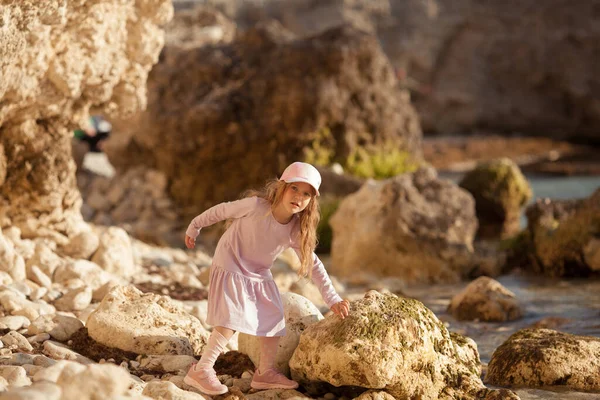 Glückliches Hübsches Mädchen Geht Entlang Der Küste Vor Dem Hintergrund — Stockfoto