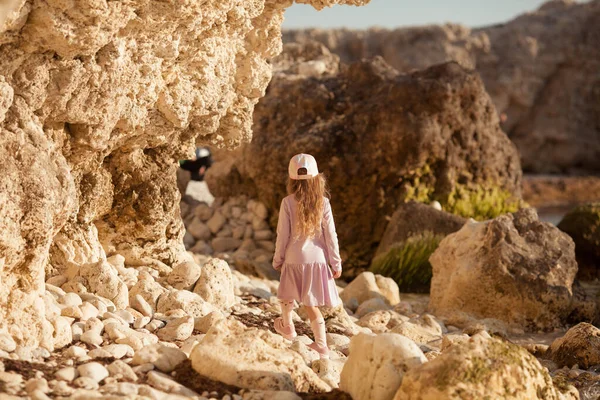 在大海的背景下 在美丽的风景后面 一个快乐漂亮的姑娘沿着海滨散步 — 图库照片