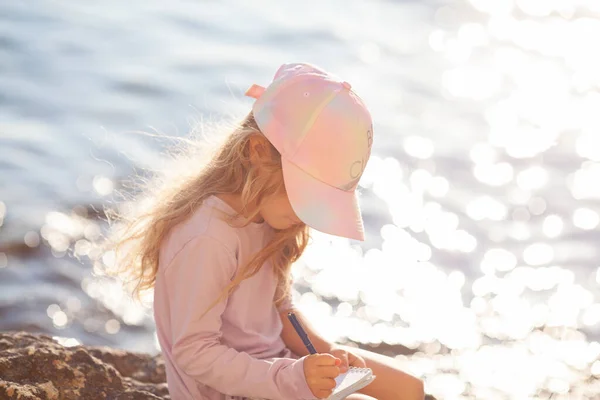 Glad Söt Flicka Promenader Längs Havskusten Mot Bakgrunden Havet Bakom — Stockfoto