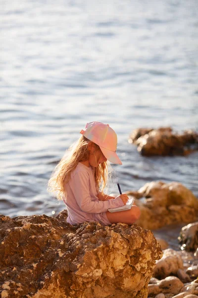 Happy Pretty Girl Walks Sea Coast Background Sea Beautiful Landscape — Stock Photo, Image