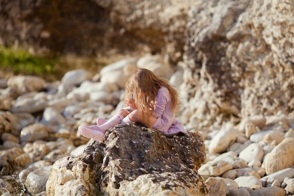 Gelukkig Mooi Meisje Wandelt Langs Zeekust Tegen Achtergrond Van Zee — Stockfoto