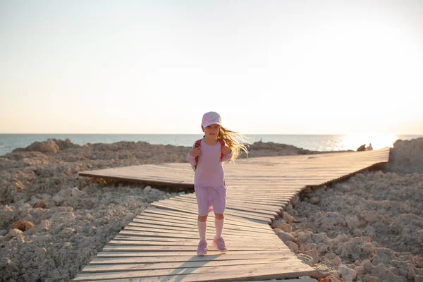 Glückliches Hübsches Mädchen Geht Entlang Der Küste Vor Dem Hintergrund — Stockfoto