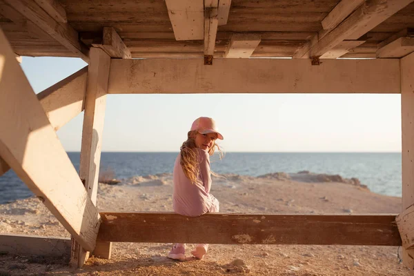 Mutlu Güzel Kız Denizin Arka Planında Güzel Bir Manzaranın Arkasından — Stok fotoğraf