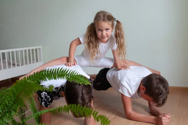 Gubrothers Siostra Zajmują Się Odzieżą Sportową Domu Szkolenie Odległość Trenerem — Zdjęcie stockowe