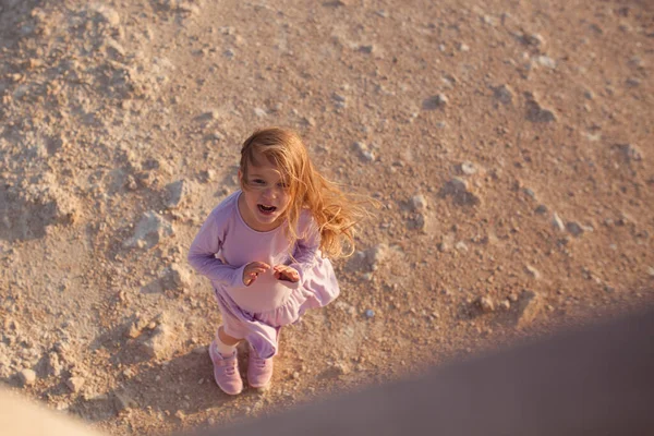 Porträt Eines Glücklichen Mädchens Mit Langen Wallenden Haaren Ein Kind — Stockfoto