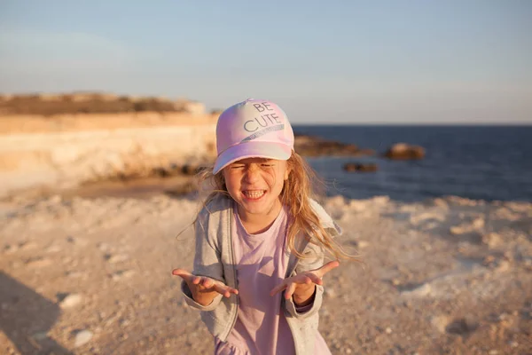 Glückliches Hübsches Mädchen Geht Entlang Der Küste Vor Dem Hintergrund — Stockfoto