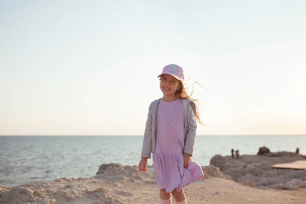 Glad Söt Flicka Promenader Längs Havskusten Mot Bakgrunden Havet Bakom — Stockfoto