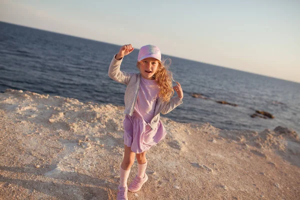 Feliz Chica Bonita Camina Largo Costa Del Mar Contra Fondo —  Fotos de Stock