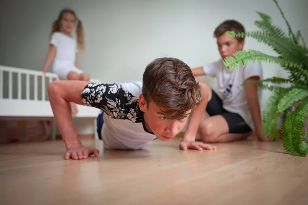 Broeders Zusters Zijn Thuis Bezig Met Sportkleding Afstandstraining Met Personal — Stockfoto