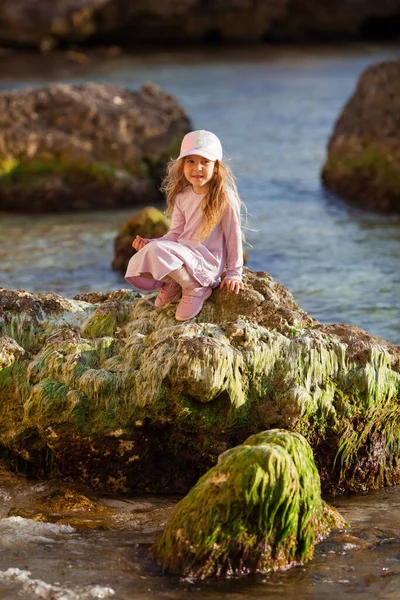 Felice Bella Ragazza Passeggiate Lungo Costa Del Mare Sullo Sfondo — Foto Stock