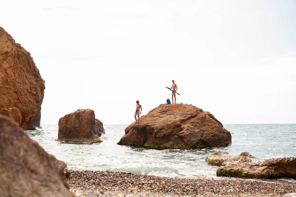 Gençler Büyük Bir Kayanın Üzerinde Oturuyor Denizde Balık Tutuyorlar Denizde — Stok fotoğraf