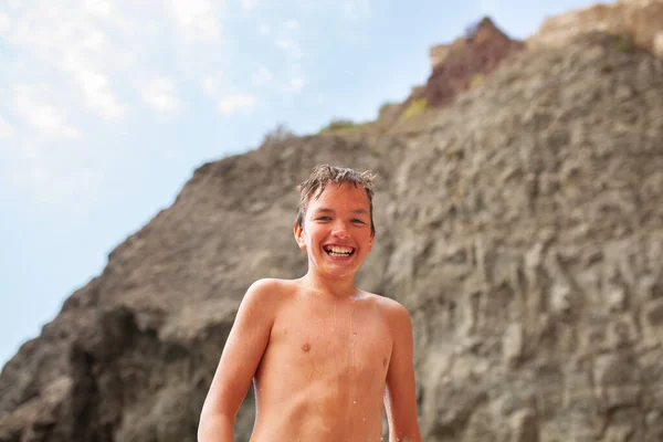 Portret Szczęśliwego Chłopca Kąpieli Morzu Krople Spadają Twarzy Nastolatek Jest — Zdjęcie stockowe