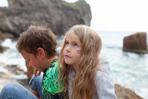 Düşünceli Ciddi Erkek Kız Kardeşlerin Portresi Denizin Arka Planında Çocuklar — Stok fotoğraf