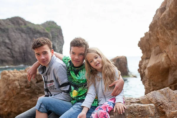 Retrato Irmãos Irmãs Felizes Fundo Mar Crianças Caminham Pelo Mar — Fotografia de Stock