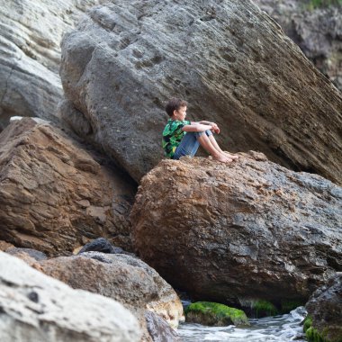 Mutlu, sakat gençler denizin arka planında güzel bir manzaranın arkasından deniz kıyısında yürür.