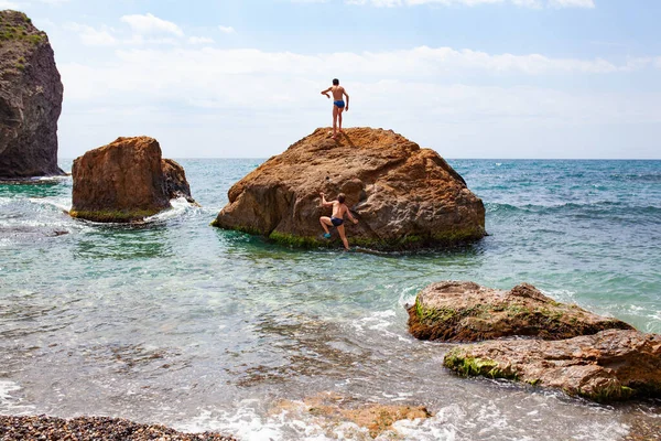 Gençler Büyük Bir Kayanın Üzerinde Oturuyor Denizde Balık Tutuyorlar Denizde — Stok fotoğraf