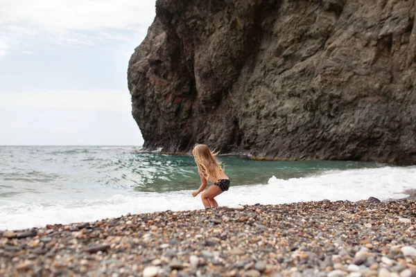 Feliz Chica Bonita Camina Largo Costa Del Mar Contra Fondo — Foto de Stock