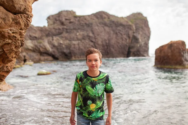 Happy Hamdsome Teen Walks Sea Coast Background Sea Beautiful Landscape — Stock Photo, Image