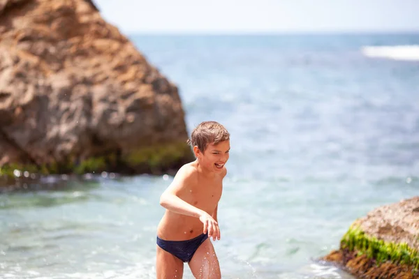 Adolescente Bonita Feliz Está Nadando Mar Menino Sai Água — Fotografia de Stock