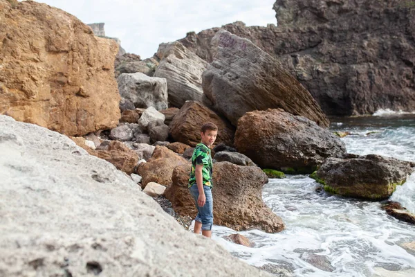 Happy Hamdsome Teen Walks Sea Coast Background Sea Beautiful Landscape — Stock Photo, Image