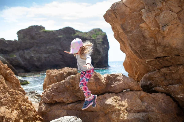 Šťastná Hezká Dívka Kráčí Podél Mořského Pobřeží Pozadí Moře Zpoza — Stock fotografie