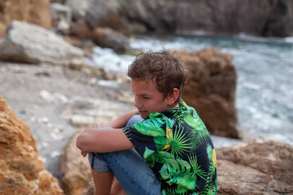 Szczęśliwy Hamdsome Nastolatek Spacery Wzdłuż Wybrzeża Morskiego Tle Morza Tyłu — Zdjęcie stockowe