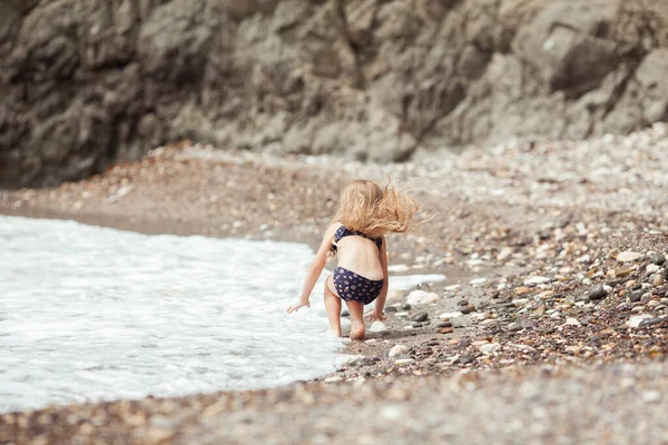 Felice Bella Ragazza Passeggiate Lungo Costa Del Mare Sullo Sfondo — Foto Stock