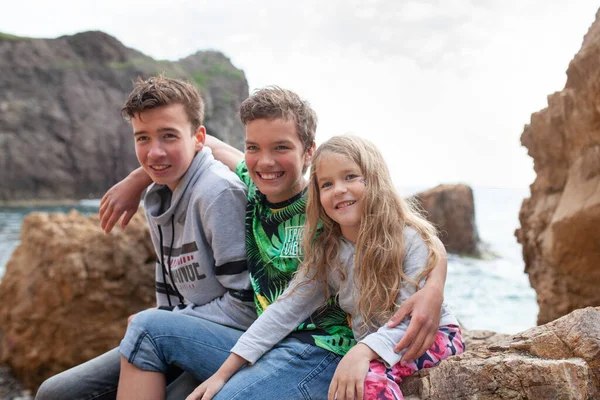 Retrato Irmãos Irmãs Felizes Fundo Mar Crianças Caminham Pelo Mar — Fotografia de Stock