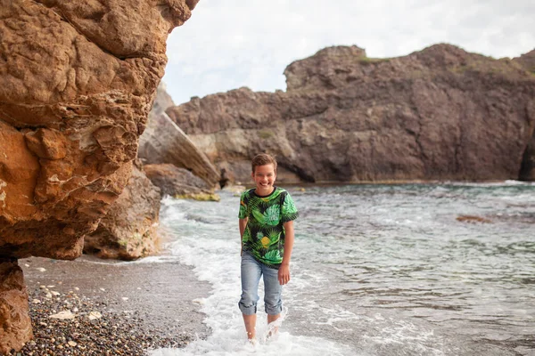 Šťastné Hamdsome Dospívající Procházky Podél Mořského Pobřeží Pozadí Moře Zpoza — Stock fotografie