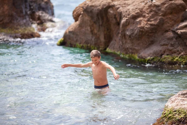 Mutlu Genç Kız Denizde Yüzüyor Bir Oğlan Sudan Çıkıyor — Stok fotoğraf