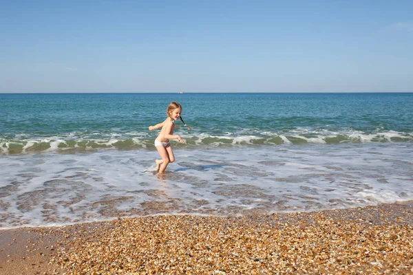 Mutlu Neşeli Çocuk Deniz Kıyısında Koşar — Stok fotoğraf