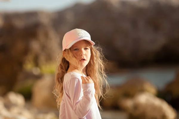 Gelukkig Mooi Meisje Loopt Langs Kust Tegen Achtergrond Van Zee — Stockfoto