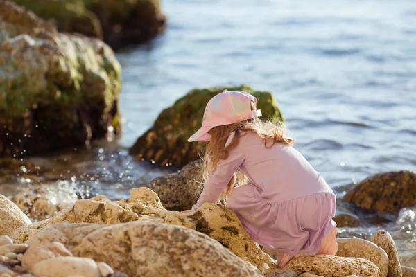 Glückliches Hübsches Mädchen Geht Entlang Der Küste Vor Dem Hintergrund — Stockfoto