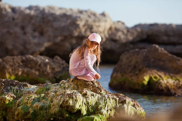 Feliz Chica Bonita Camina Largo Costa Del Mar Contra Fondo — Foto de Stock