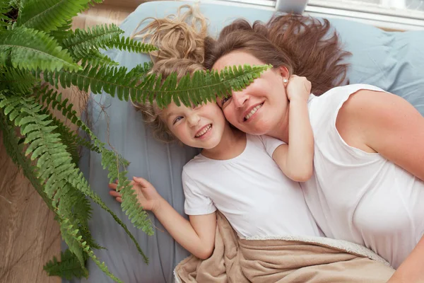 Glückliche Und Schöne Mutter Und Kleine Tochter Liegen Auf Einem — Stockfoto