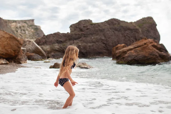 Feliz Chica Bonita Camina Largo Costa Del Mar Contra Fondo — Foto de Stock