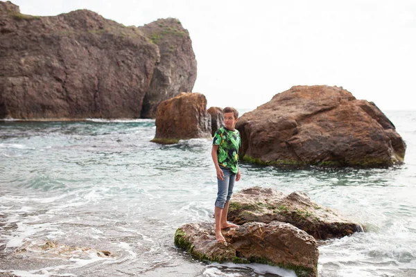 Feliz Hamdsome Adolescente Caminha Longo Costa Mar Contra Fundo Mar — Fotografia de Stock