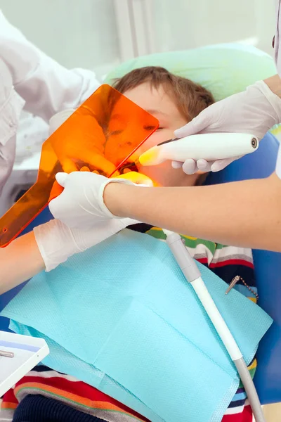 Garçon et dentiste pendant la procédure dentaire — Photo