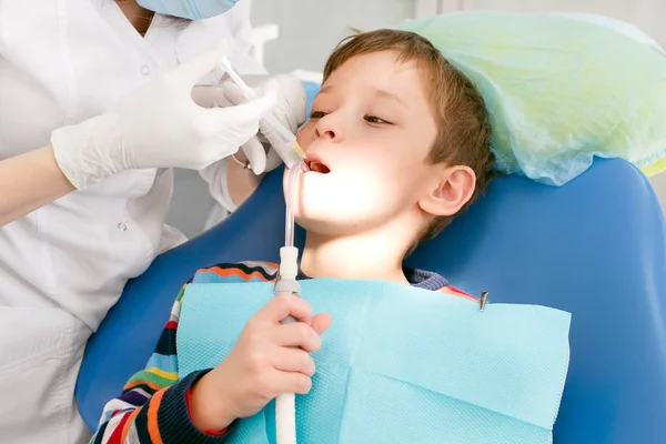 Niño y dentista durante el procedimiento dental — Foto de Stock