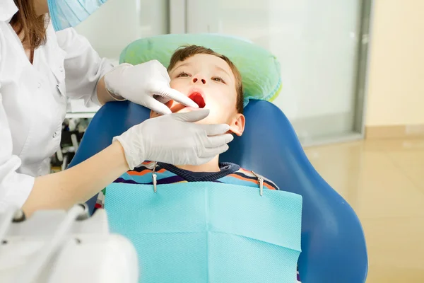 Garçon et dentiste pendant la procédure dentaire — Photo