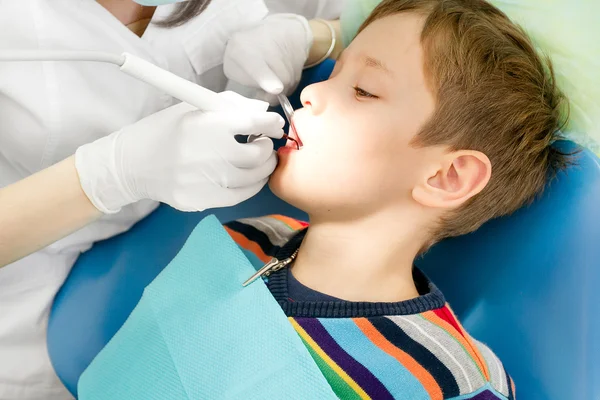 Menino e dentista durante procedimento odontológico — Fotografia de Stock