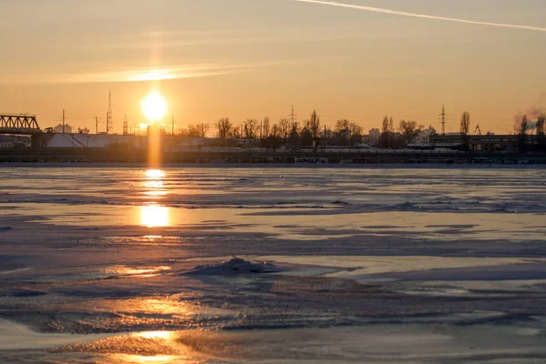 Zimowy krajobraz z zamarzniętą rzeką — Zdjęcie stockowe